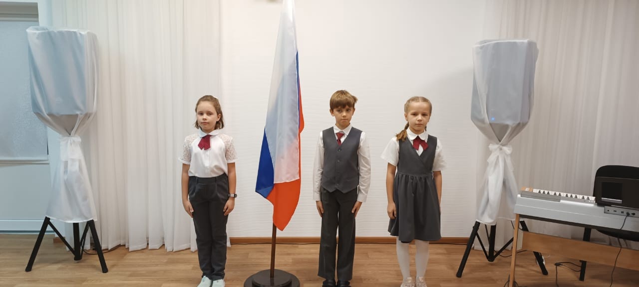 Еженедельная церемония выноса флага РФ.
