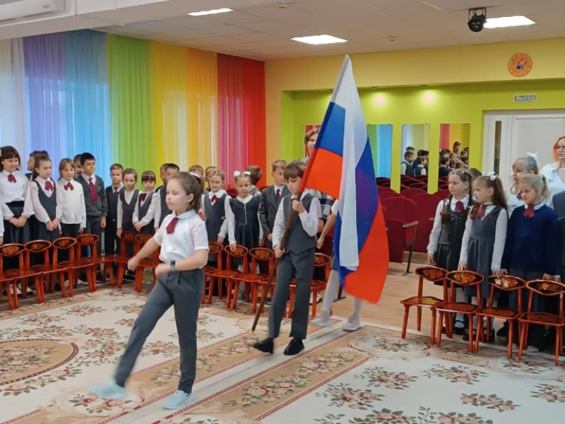 Еженедельная церемония выноса флага РФ.